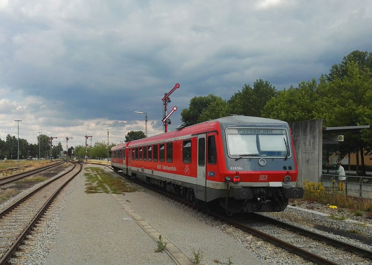 628 584 mit RB Richtung Passau verläßt den Bahnhof Pocking. 04.07.2017