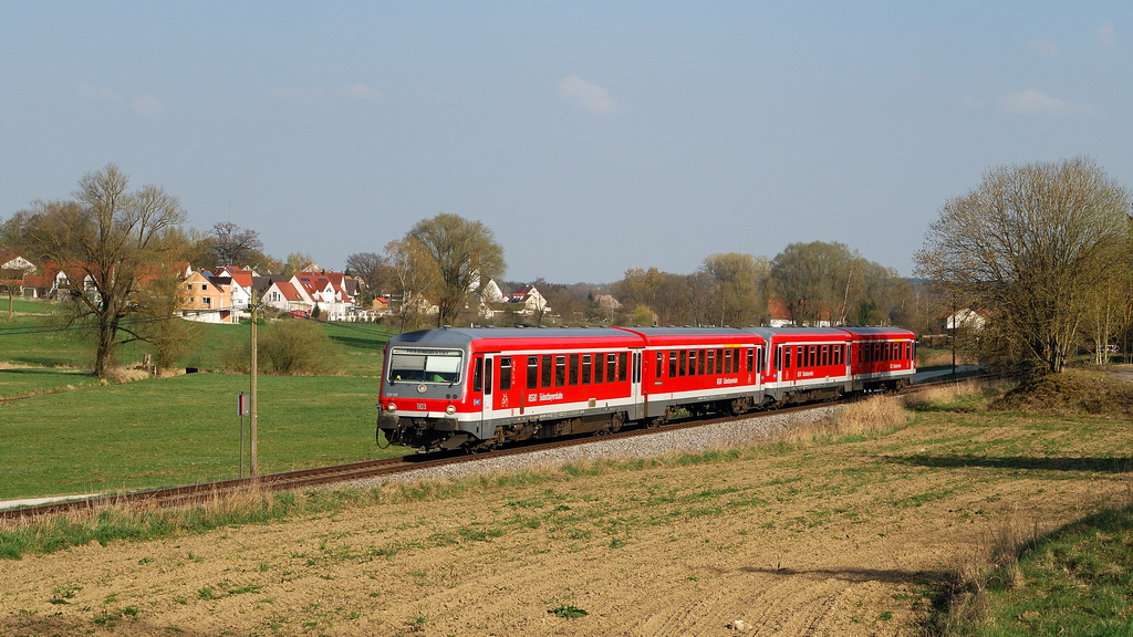 628 585 mit S-Bahn, A-Linie (29328) bei Kleinberghofen (02.04.2014)
