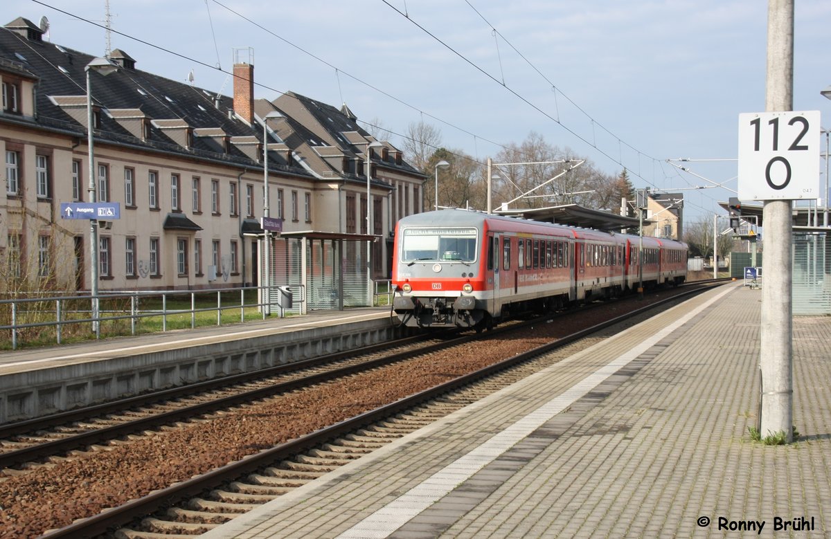 628 586 und 628 567 bei der Leerdurchfahrt durch den Bahnhof Glauchau.
Die 628er sind selten geworden in dieser Eckse von Sachsen.
06.04.2016
