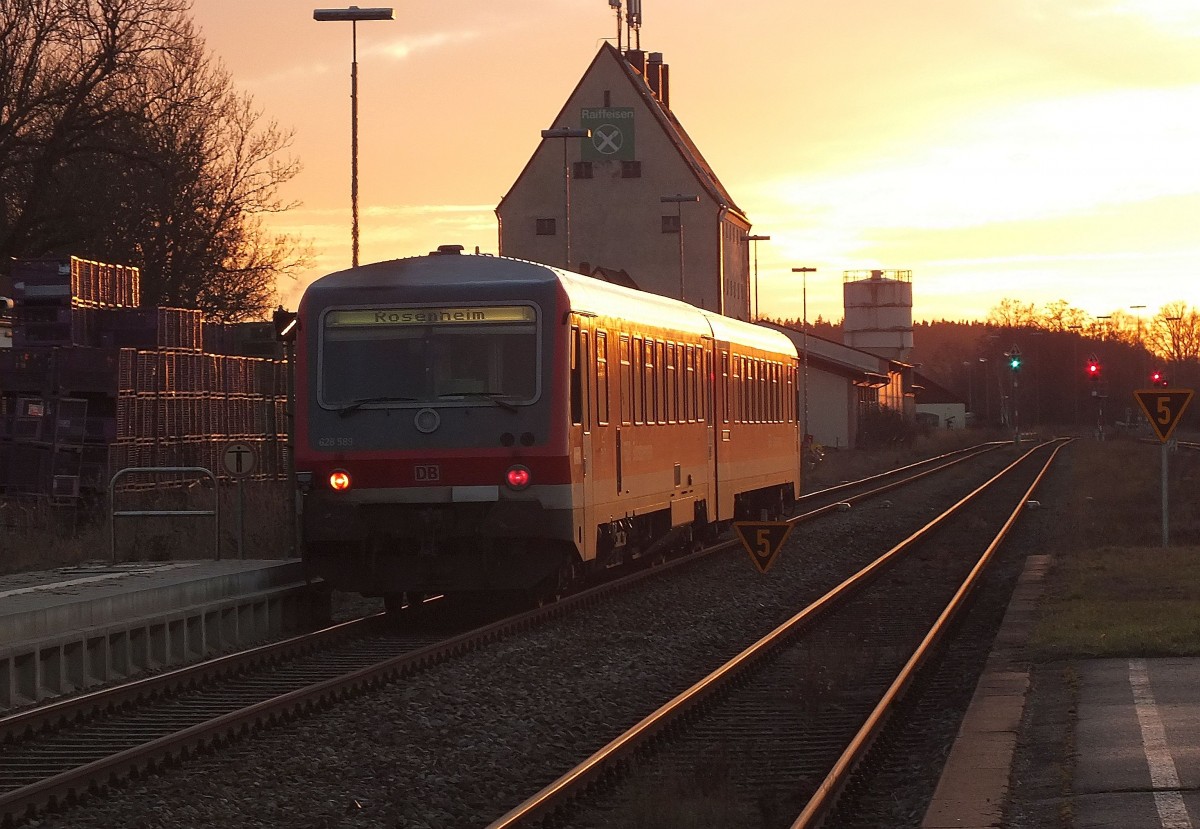 628 589 am 29.12.13 bei der Ausfahrt aus dem Bahnhof Neumarkt - St. Veit in Richtung Mühldorf.