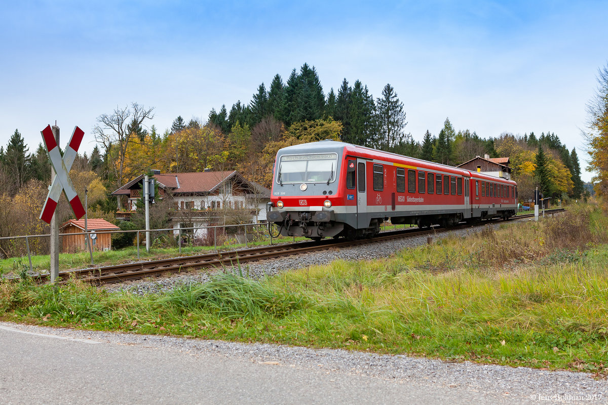 628 596 pendelt am 02.11.2017 auf der KBS 952 zwischen Prien und Aschau.
Hier hat er gerade den Haltepunkt Umrathshausen Bhf passiert