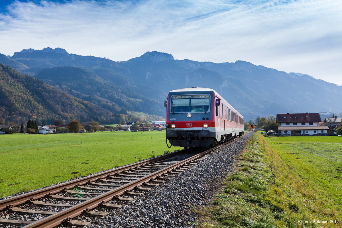 628 596 pendelt am 02.11.2017 auf der KBS 952 zwischen Prien und Aschau. 
Hier bei Aschau vor der Kulisse der Kampenwand.