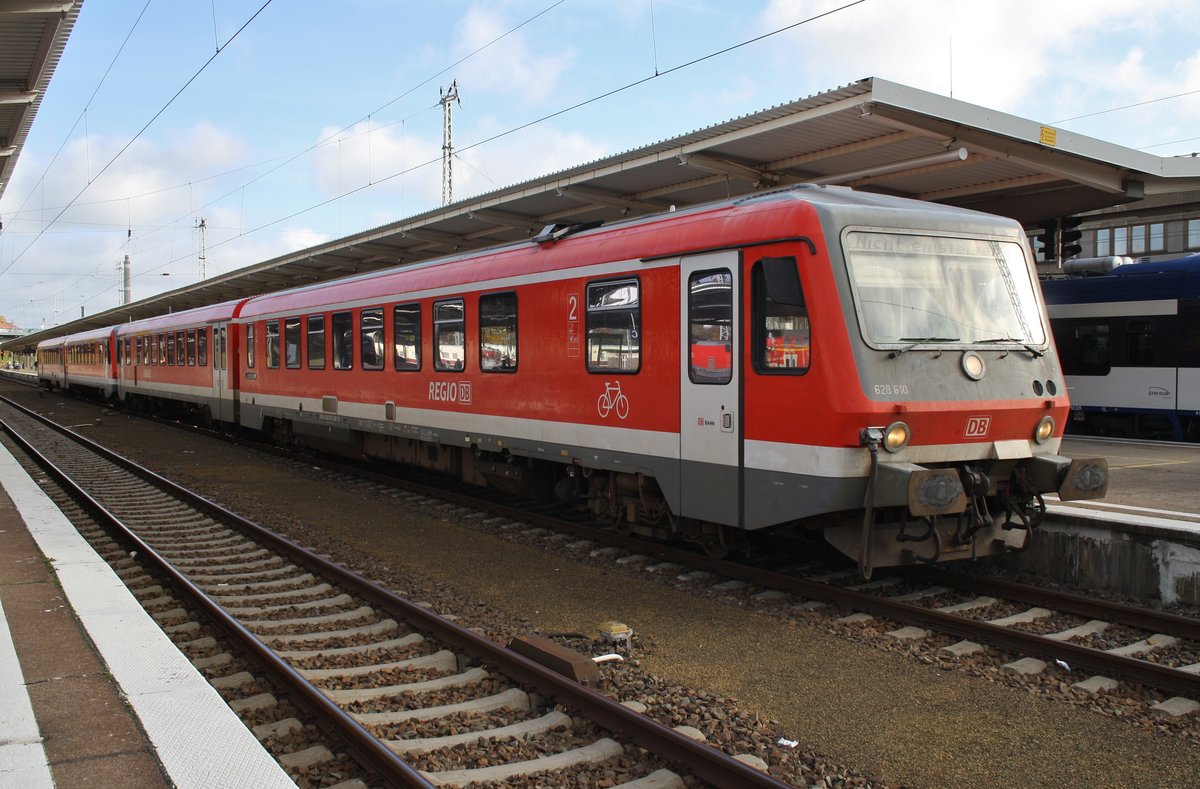 628 610-7 und 928 435-6 kamen am 30.10.2016 als RB26 (RB5160) von Krzyz nach Berlin Lichtenberg.