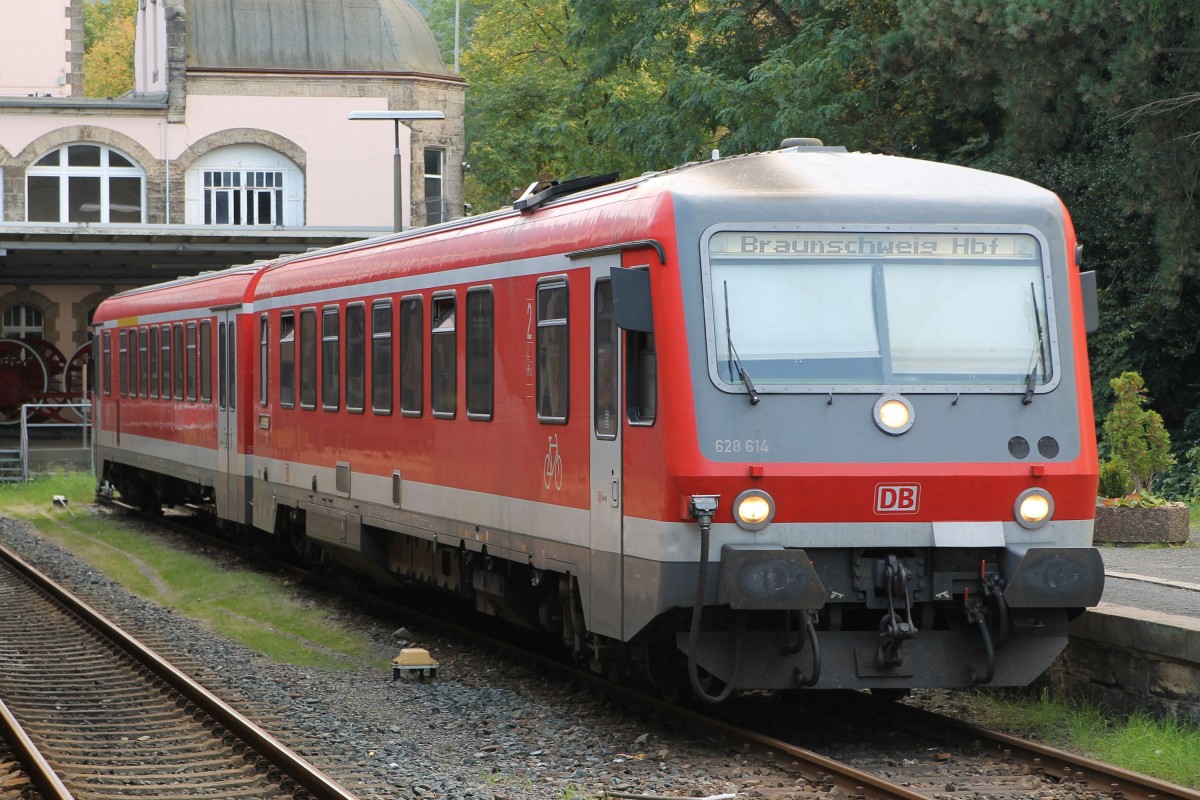 628 614-0/928 614-7 mit RB 14263 Braunschweig  Hauptbahnhof-Bad Harzburg auf Bahnhof Bad Harzburg am 3-10-2014.
