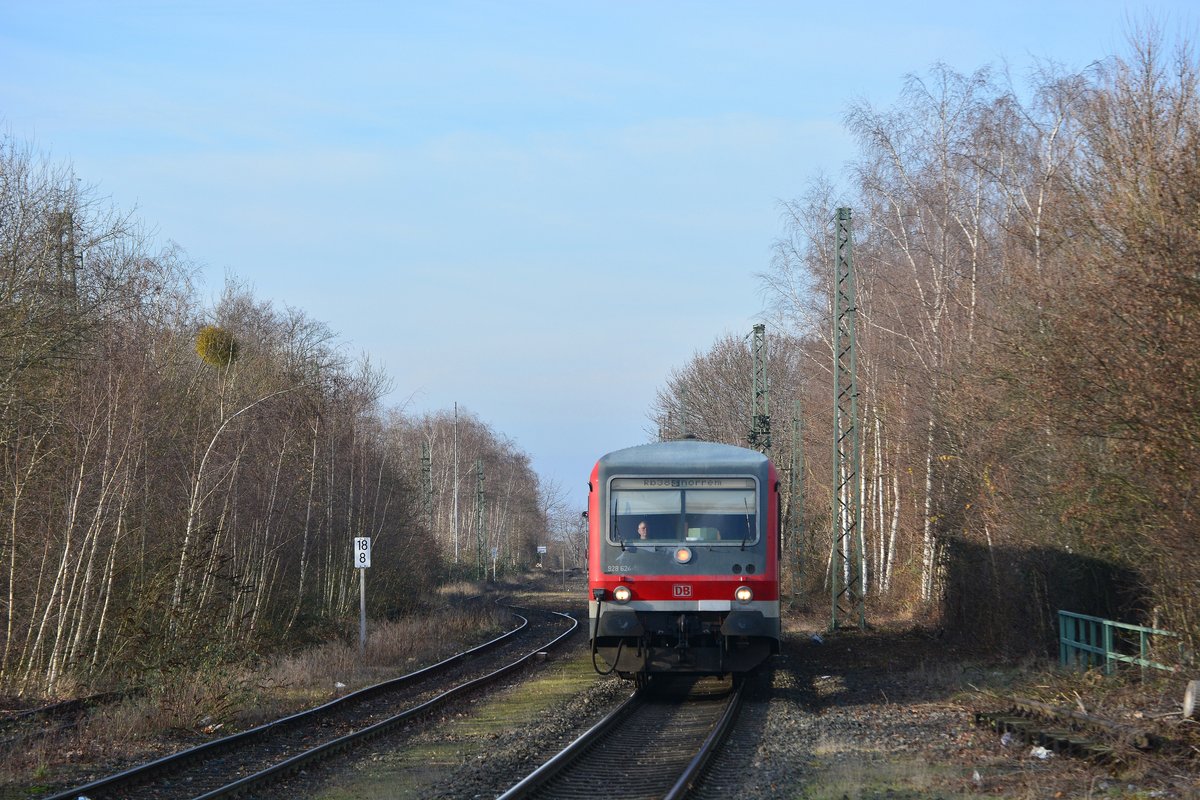 628 624 bei der Einfahrt in Quadrath Ichendorf. Die Masten stammen von der ehemaligen Oberleitung zum Martinswerk.

Paffendorf 21.12.2016