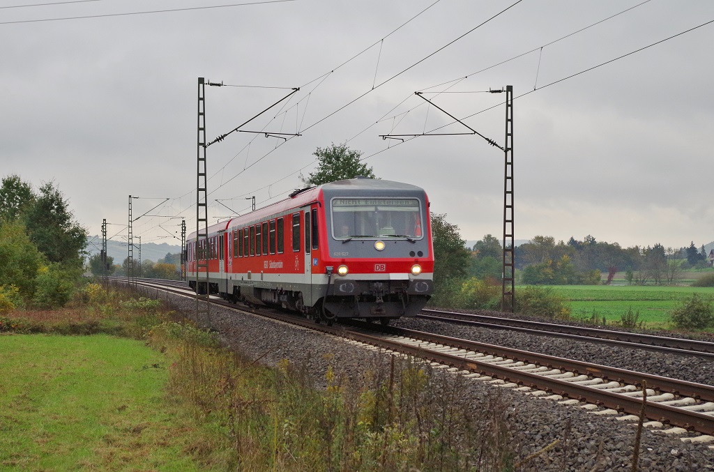 628 627 der Sdostbayernbahn ist am 13.10.2013 bei Harrbach gen Gemnden am Main unterwegs. 