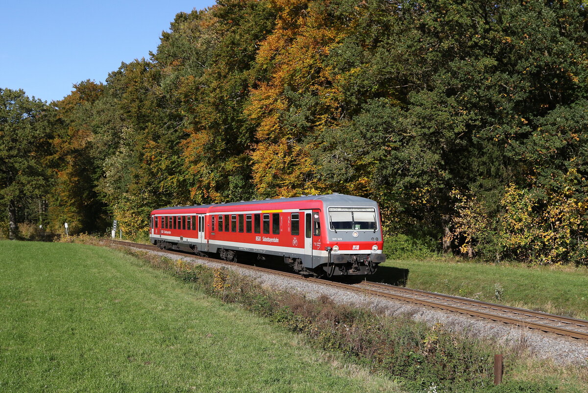 628 628 unterwegs auf der  Chiemgau-Bahn  nach Aschau im Chiemgau. Aufgenommen am 28. Oktober 2023 bei Umratshausen.
