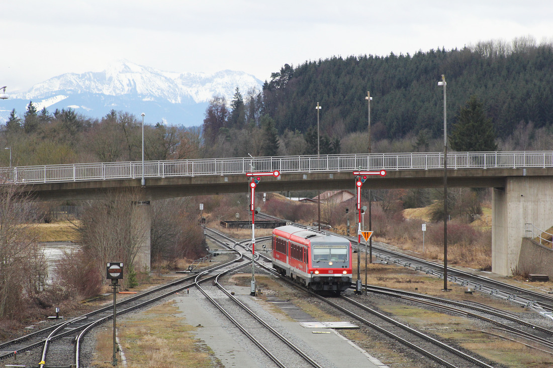 628 630 erreicht aus Richtung Süden kommend den Bahnhof Garching (Alz).
Aufnahmedatum: 2. März 2017