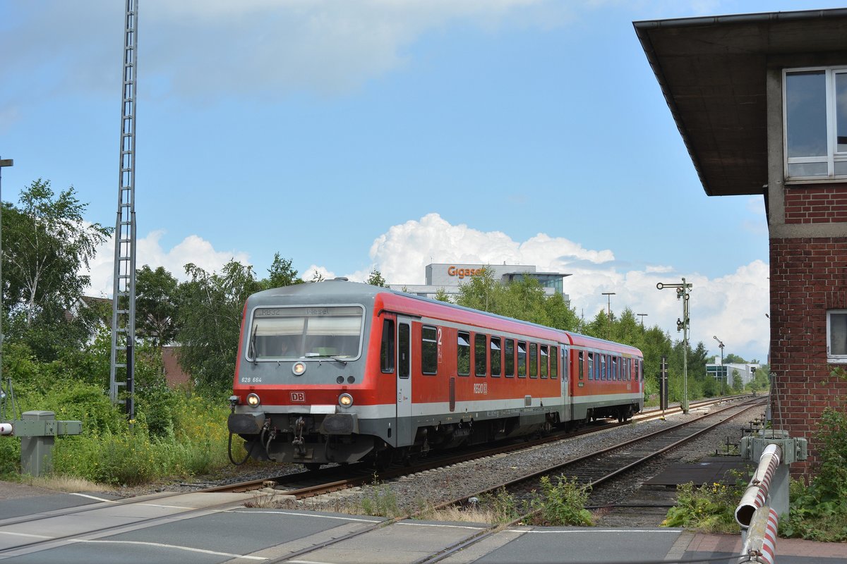 628 644-5 überquert als RB32 nach Wesel den ersten bahnübergang hinter dem Bahnhof Bocholt. Links ist das mechanische Stellwerk noch mit einem Fahrdienstleiter besetzt.
Im Hintergrund kündigen große Wolkentürme bereits Regen an.

Bocholt 02.07.2016