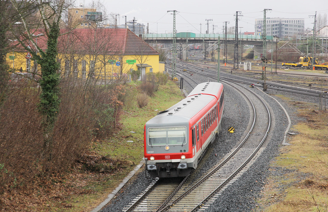 628 645 hat soeben den Aschaffenburger Hauptbahnhof verlassen.
Ziel der Zugfahrt ist der unweit gelegene Haltepunkt Aschaffenburg Süd.
Aufgenommen am 25. Januar 2018.