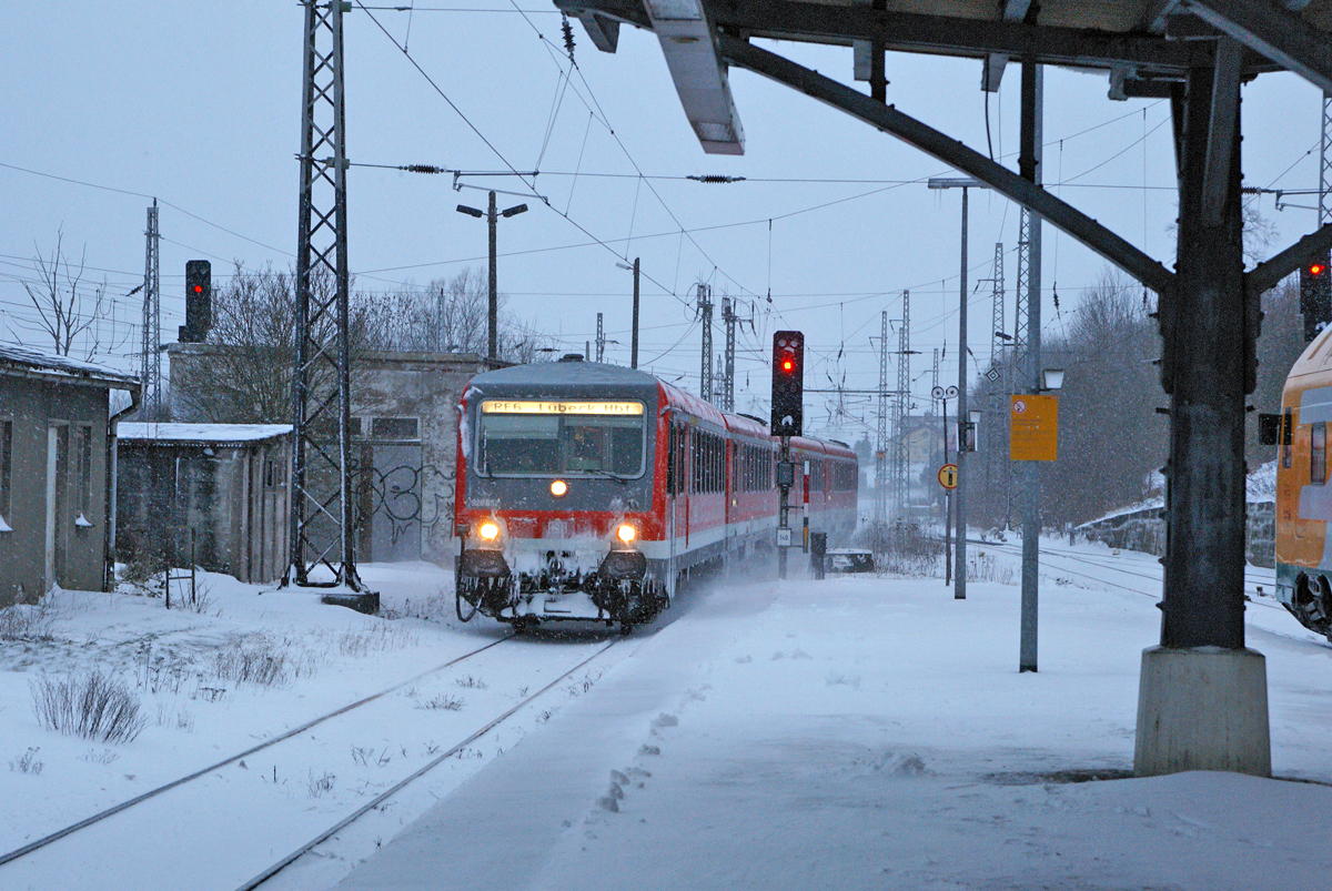 628 652 und ein weiterer 628 erreichen am 10.03.2013 als RE 6 (Lübeck-Bad Kleinen) den Bahnhof Bad Kleinen.