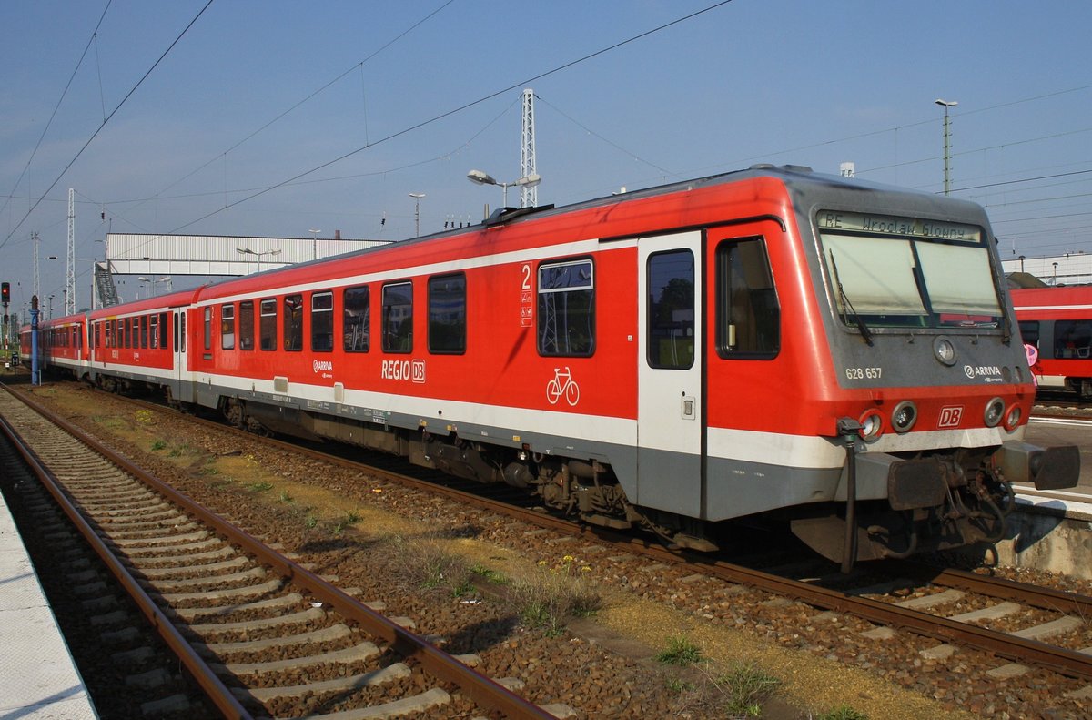 628 657-8 und 928 656-7 fahren am 14.5.2017 als IRE5835  Kulturzug  von Berlin Lichtenberg nach Wroclaw Glowny aus Berlin Lichtenberg aus.