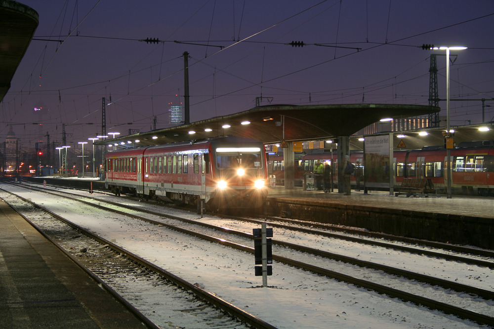 628 667 hat soeben von Düsseldorf kommend den Bahnhof Köln Messe / Deutz erreicht.
Aufnahmedatum: 14.01.2010