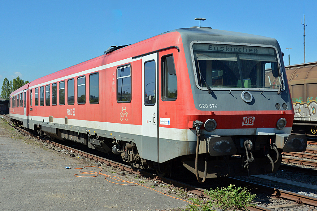 628 674 in der  hintersten Ecke  am Bf Euskirchen abgestellt - 16.04.2014