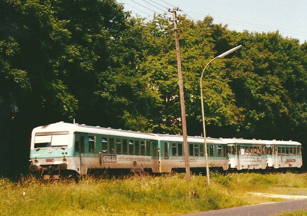 628 677 und VT24+VS23 im Verband im Schülerverkehr der WEBA nach Daaden, aufgenommen bei Betzdorf, 19.6.2001. Der Zug konnte auch vom VS 23 aus gesteuert werden. Ein Umsetzen in Daaden war also nicht erforderlich.