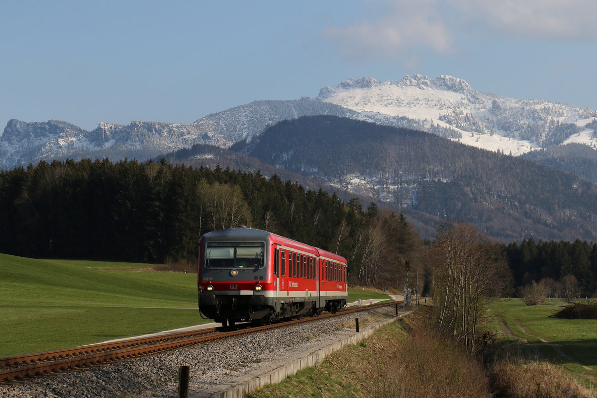 628 686 der  Westfrankenbahn  war am 16. April 2021 auf der  Chiemgau-Bahn  zwischen Prien am Chiemsee und Aschau im Chiemgau im Einsatz. Das Foto entstand auf der Rückfahrt von Aschau, in der Nähe von Umratshausen, mit der Kampenwand im Hintergrund.