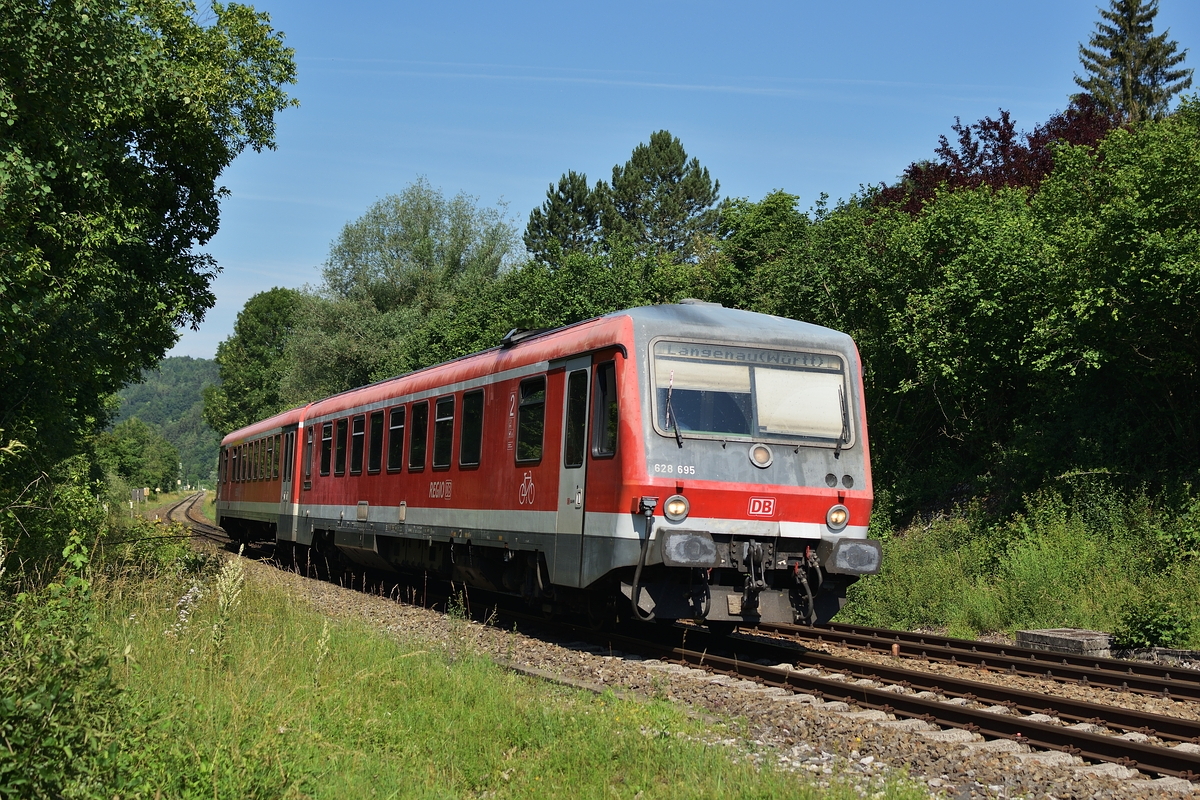 628 695 war am 16. Juni 2018 als RB nach Langenau mit Fahrtrichtungswechsel in Ulm Hbf auf der Donautalbahn unterwegs. Das Bild zeigt der Zug bei der Einfahrt in Herrlingen. 