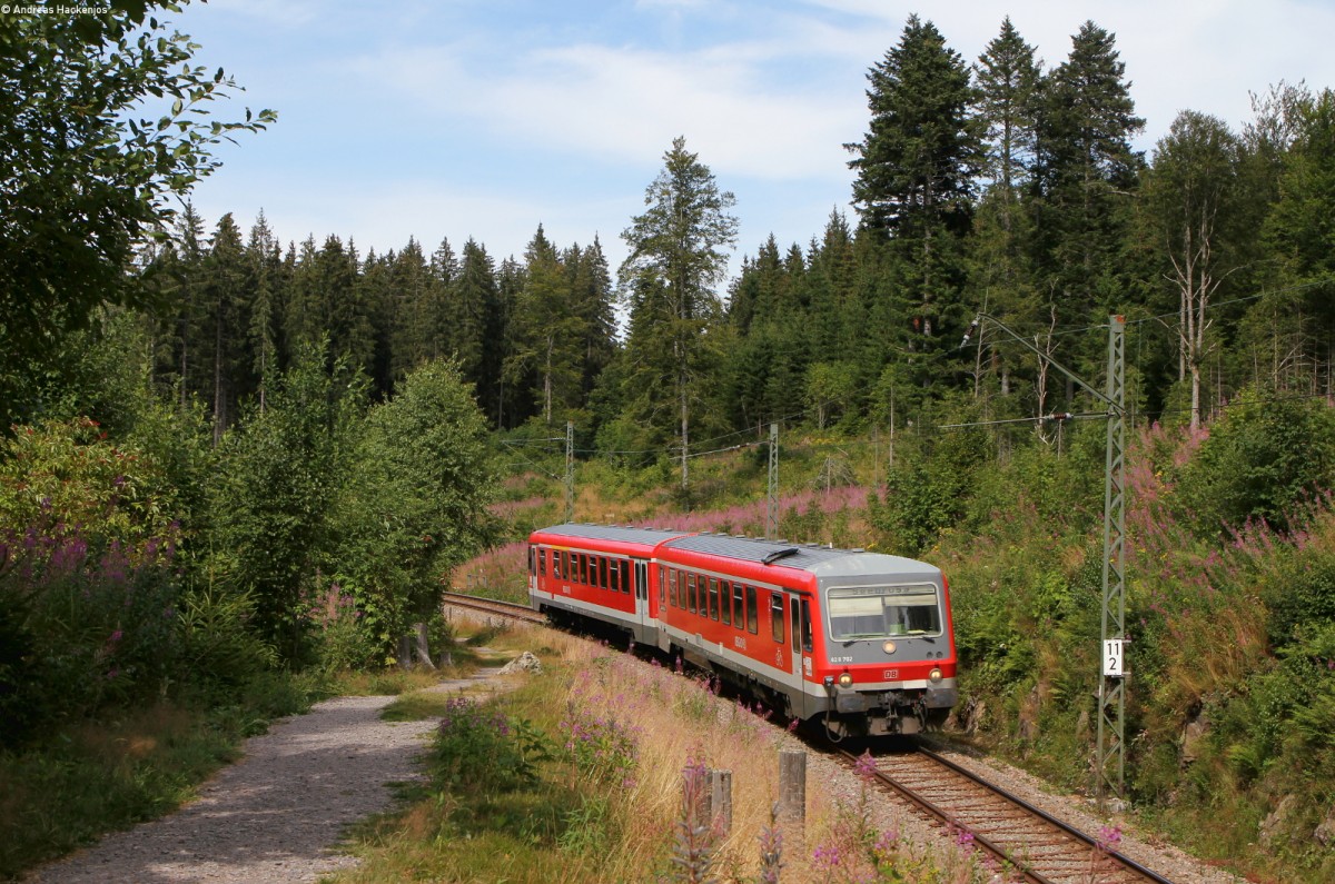 628 702-3 als RB 26953 (Titisee-Seebrugg) am Windgfällweiher 31.7.15