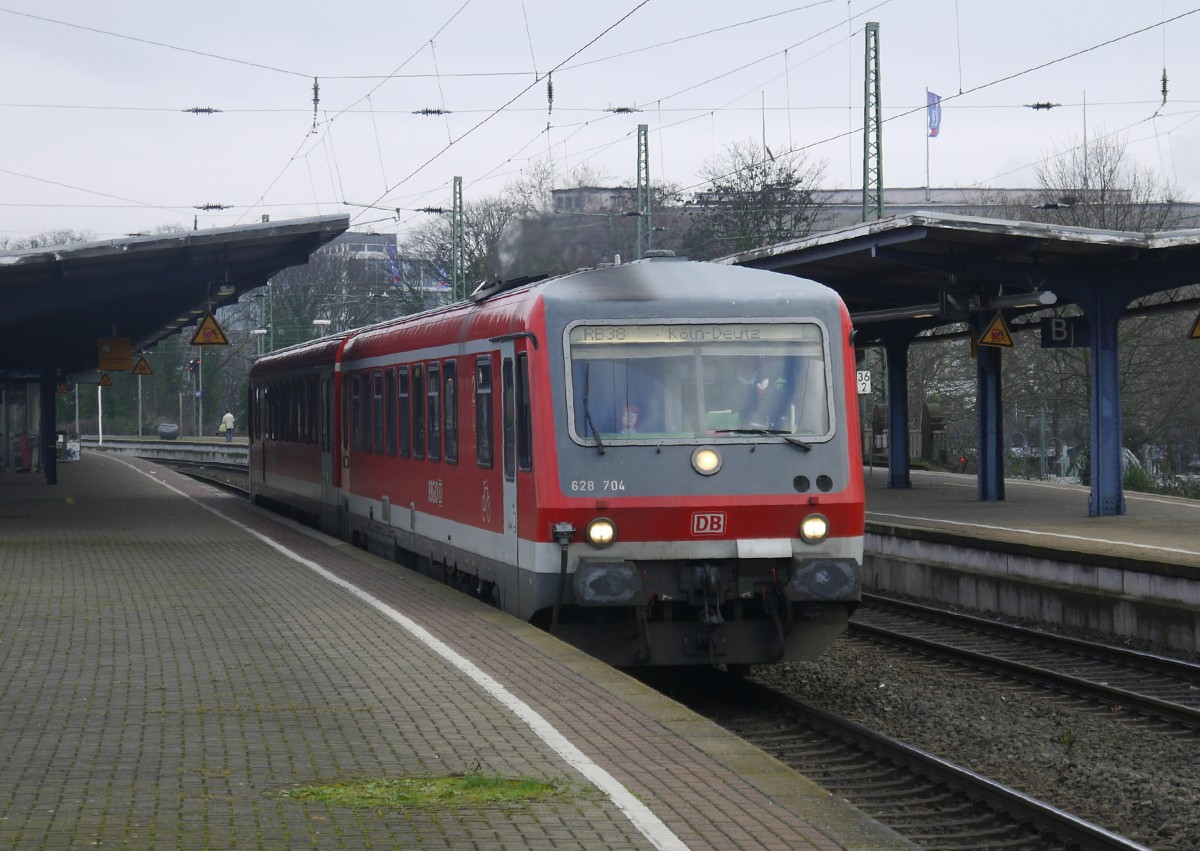 628 704 als RB 38 Düsseldorf - Köln Messe/Deutz bei der Ausfahrt aus Neuss Hbf (24.1.14).