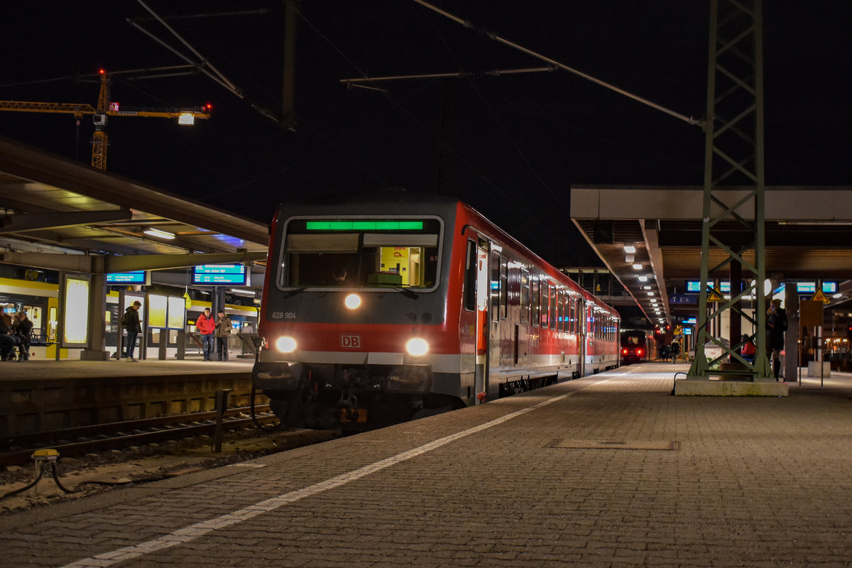 628 904 hatte gestern seit Monaten wieder seinen ersten Einsatztag. Nachdem er bereits in Ulm-Söflingen z, gestellt war, ging es vor einigen Wochen nach Kassel zur Reaktivierung. Dort bekam er ein neues Drehgestell und ein paar neue Elemente an den Fronten. Zudem wurde er komplett gereinigt.

Am 09.01.20 war er den ganzen Tag im Donautal als RE Ulm - Sigmaringen/Donaueschingen unterwegs, hier stand er abends in Ulm Hbf und fuhr um 19:17 nach Sigmaringen