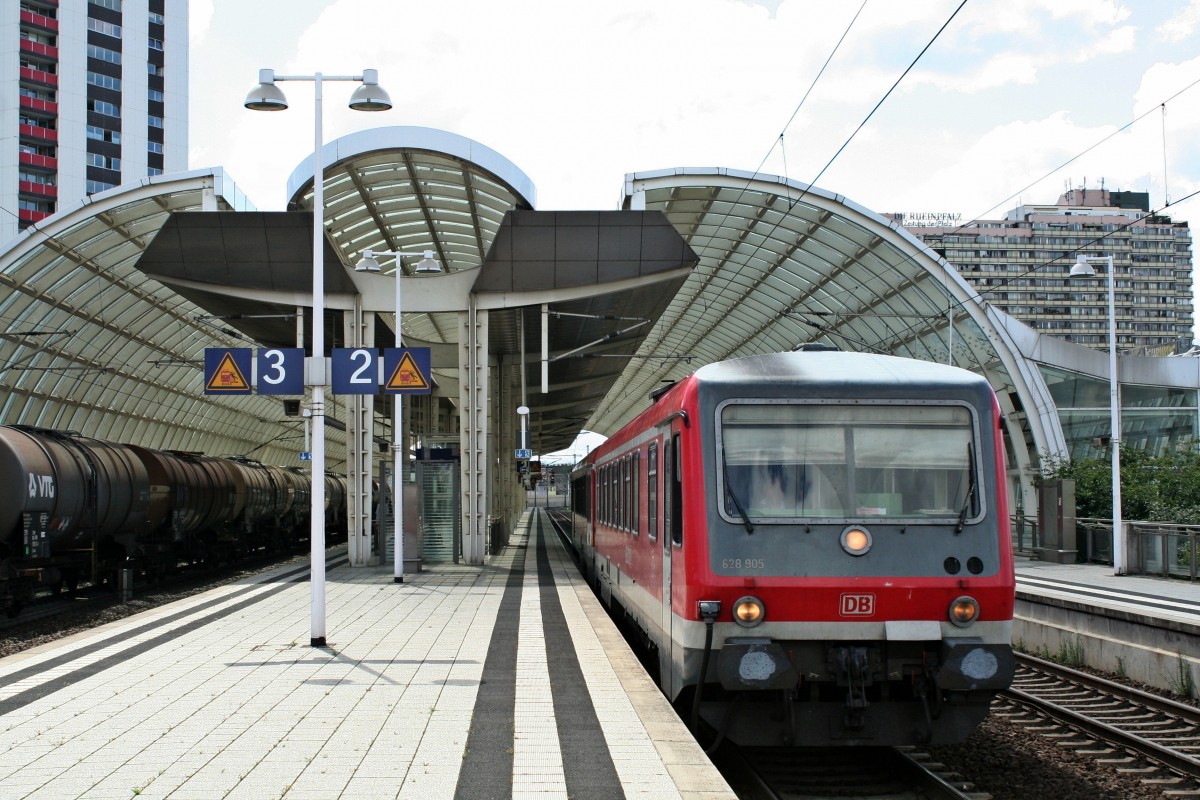 628 905 auf dem Weg nach Mannheim Hbf am 24.05.14 beim Verlassen des Bahnhofs Ludwigshafen (Rhein) Mitte.