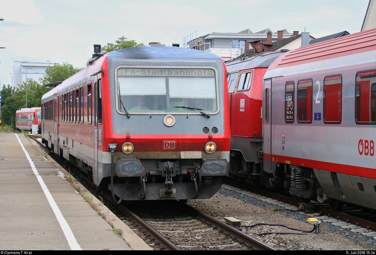 628 905 der DB ZugBus Regionalverkehr Alb-Bodensee GmbH (RAB) (DB Regio Baden-Württemberg) als verspätete RB 17764 von Friedrichshafen Hafen erreicht ihren Endbahnhof Friedrichshafen Stadt abweichend auf Gleis 2.
[11.7.2018 | 15:36 Uhr]