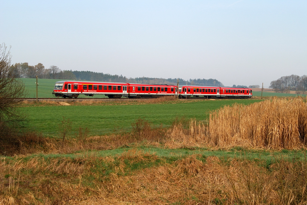 628 xxx mit S-Bahn, A-Linie (29350) bei Deutenhofen (02.04.2014)