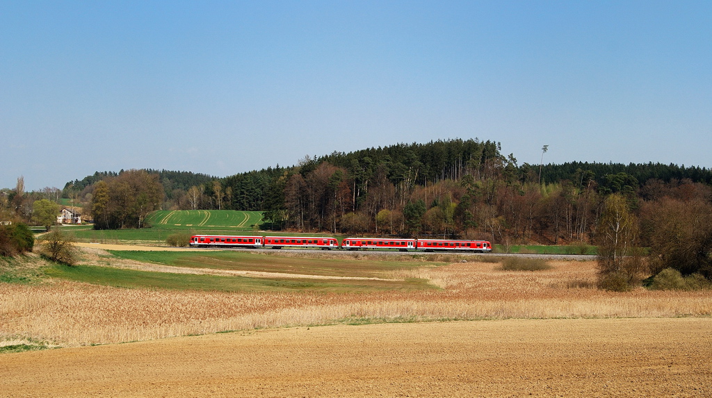 628 xxx mit S-Bahn, A-Linie (29376) bei Kleinberghofen (02.04.2014)