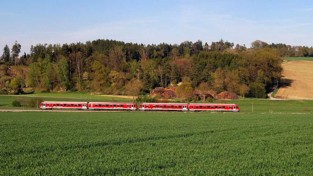 628 xxx mit S-Bahn, A-Linie (29359) bei Deutenhofen (17.04.2014)