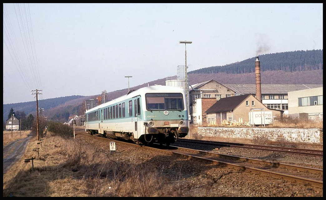 628328 als Zug 6833 nach Limburg ist hier am 10.3.1993 um 14.24 Uhr bei Korb unterwegs.