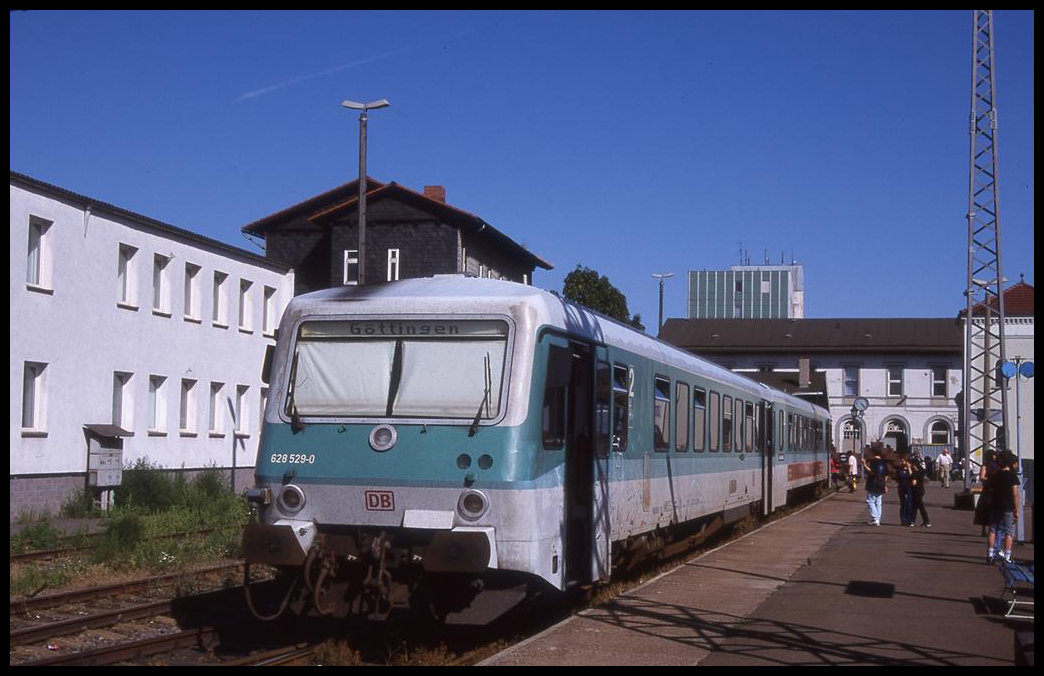 628520 steht hier am 9.8.1998 am Kopfgleis des Bahnhof Nordhausen. Der Zug fuhr wenig später um 16.23 Uhr ab nach Göttingen.