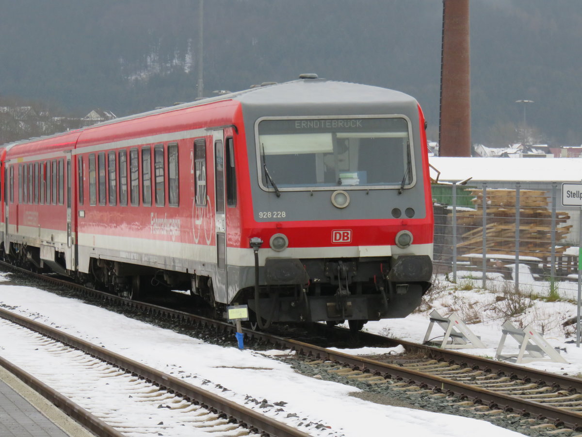 628/928 228 der Kurhessenbahn mit großem Fahrradabteil wartet auf seinen nächsten Einsatz auf einem Abstellgleis in Bad Laasphe an der Oberen Lahntalbahn (23.01.2016) | Heute sind die 628er auf dieser Strecke schon lange verschwunden.