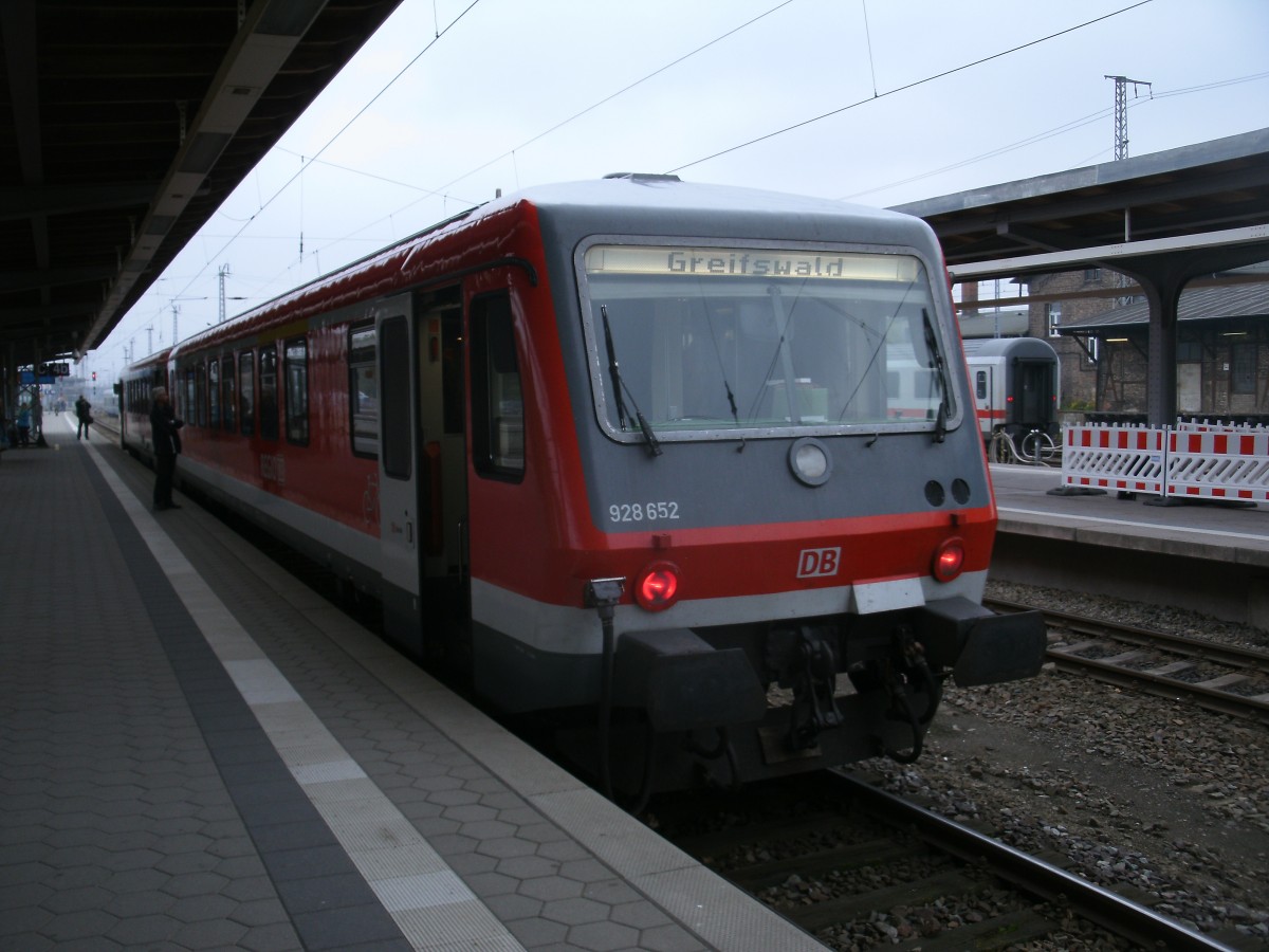 628/928 652 fuhr,am 12.Oktober 2013,von Stralsund nach Greifswald.Hier vor der Abfahrt in Stralsund.