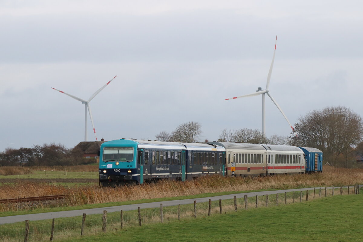 629 003 mit den letzten IC-Kurswagen kurz vor Dagebüll in Nordfriesland. Am Zugschluss befindet sich ein Generatorwagen zur Energieversorgung der beiden IC-Wagen. Nach 99 Jahren endete am 2.11.2025 die Ära der Kurswagen in Deutschland.
