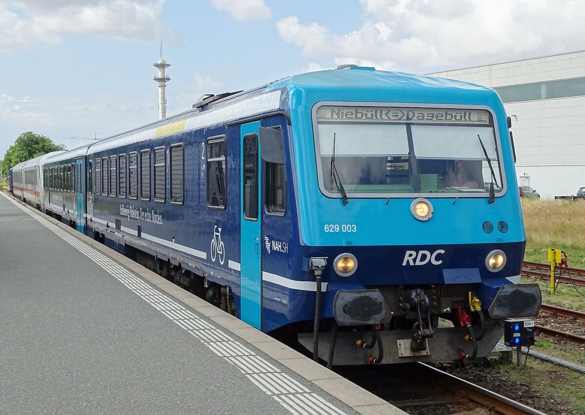 629 003 von RDC mit Kurswagen für den IC 2393 am 29.07.25 in Niebüll NEG.