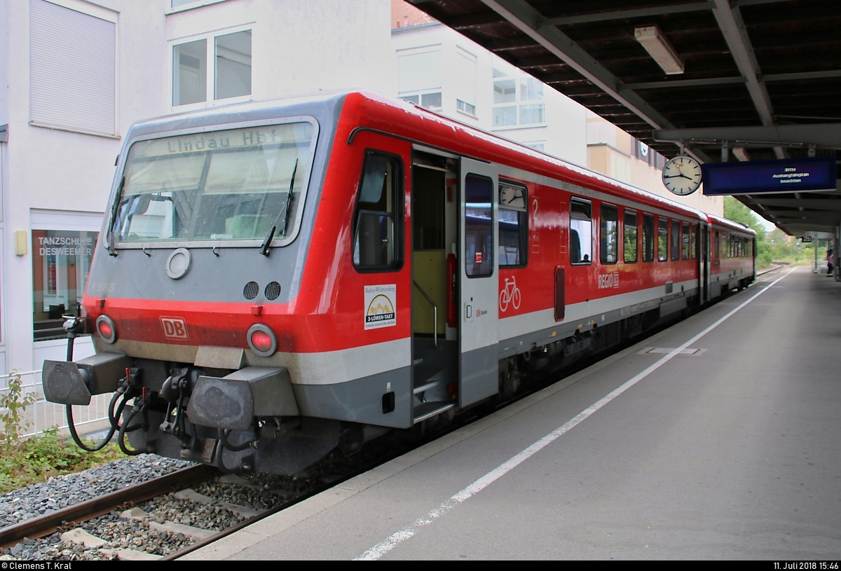 629 005 der DB ZugBus Regionalverkehr Alb-Bodensee GmbH (RAB) (DB Regio Baden-Württemberg) als RB 22731 nach Lindau Hbf steht in ihrem Startbahnhof Friedrichshafen Hafen auf Gleis 2b.
[11.7.2018 | 15:46 Uhr]