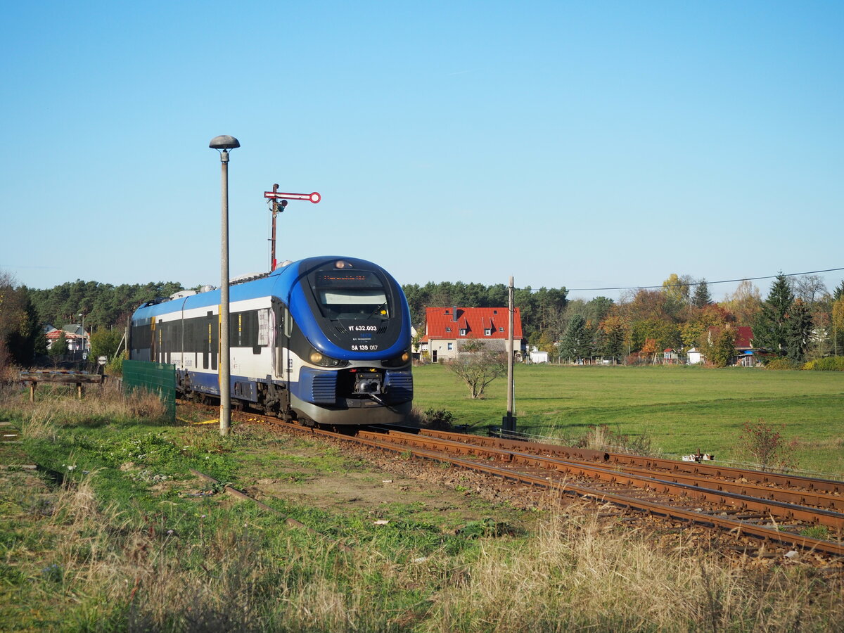 632 022 der NEB (VT 632.003) kommt als RB 63 (61364) (Schorfheidebahn) auf Gleis 2 aus Templin Stadt in den Bahnhof Joachimsthal eingefahren und passiert das ASig nach Templin.

Ab dem Fahrplanwechsel 2022/23 wird die Linie nach Templin auf die Strecke Eberswalde-Joachimsthal eingekürzt, der Probebetrieb bis Termplin war laut MIL (Verkehrsministerium Brandenburg) nicht erfolgreich.

Zur Zeit der Aufnahme war es abwechslungsreich, was den Fahrzeugeinsatz angeht, da die NEB mit Fahrzeugproblemem zu kämpfen hat. So kamen auf der RB63 auch PESA Links zum Einsatz, wo sonst RS1 fahren. Also deutlich mehr Kapazität als notwendig. 

Joachimsthal, der 06.11.2022