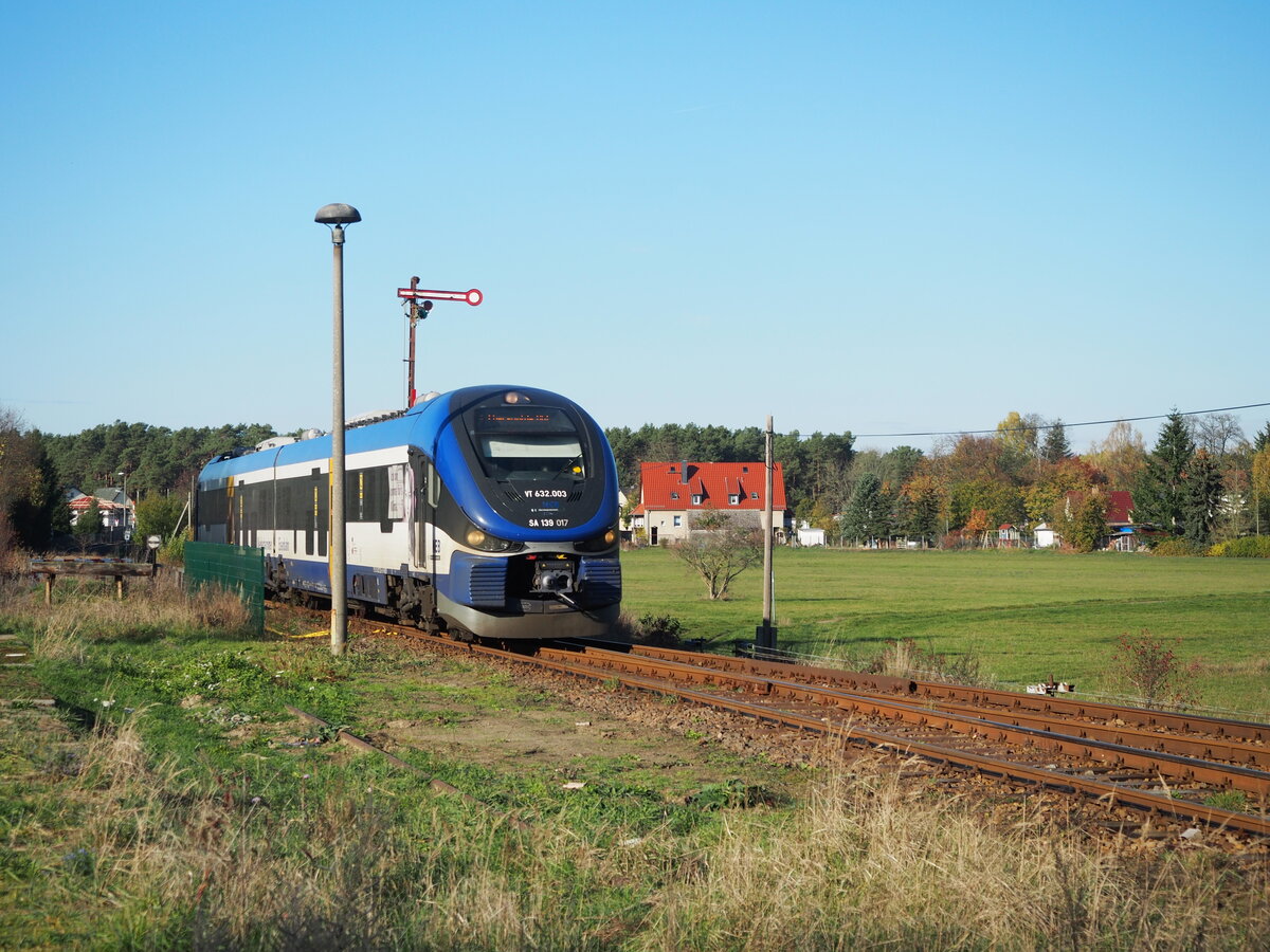632 022 der NEB (VT 632.003) kommt als RB 63 (61364) (Schorfheidebahn) auf Gleis 2 aus Templin Stadt in den Bahnhof Joachimsthal eingefahren und passiert das ASig nach Templin.

Ab dem Fahrplanwechsel 2022/23 wird die Linie nach Templin auf die Strecke Eberswalde-Joachimsthal eingekürzt, der Probebetrieb bis Termplin war laut MIL (Verkehrsministerium Brandenburg) nicht erfolgreich.

Zur Zeit der Aufnahme war es abwechslungsreich, was den Fahrzeugeinsatz angeht, da die NEB mit Fahrzeugproblemem zu kämpfen hat. So kamen auf der RB63 auch PESA Links zum Einsatz, wo sonst RS1 fahren. Also deutlich mehr Kapazität als notwendig. 

Joachimsthal, der 06.11.2022