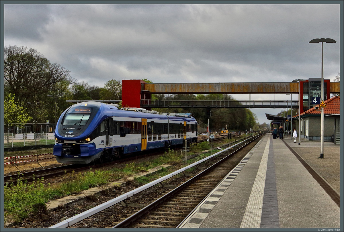 632 026 der NEB fährt am 08.04.2017 durch den Bahnhof Hoppegarten. Ziel des Zuges ist der Ort Kostrzyn (Küstrin).