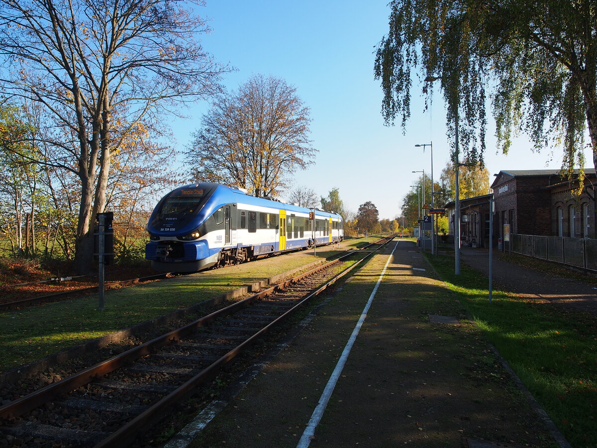 632 030 der NEB (VT 632.011) steht als RB 63 (Schorfheidebahn) (61363) abfahrbereit auf Gleis 3 für die Fahrt nach Templin Stadt.

Joachimsthal, der 06.11.2022