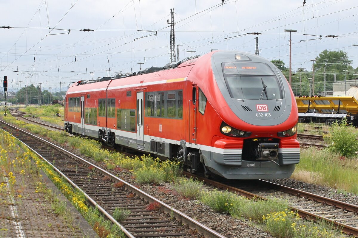 632 105-2 fährt am 22.06.2021 als RB53 (RB14930)  Ardey-Bahn  von Iserlohn nach Dortmund Hauptbahnhof in Schwerte (Ruhr) ein. 