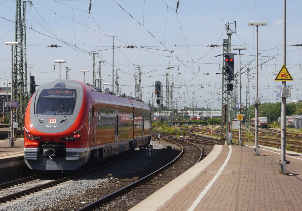 632 107 in Dortmund Hbf, 30.7.18. Im regelbetrieb auf der RB 52 waren die Pesa Link auch an diesem Tag immer noch nicht. Aber mit 107 ist wenigstens ein drittes Fahrzeug für Schulungszwecke vorhanden. Ganz hinten rechts die 628er, die jetzt wohl definitiv nicht mehr gebraucht werden.