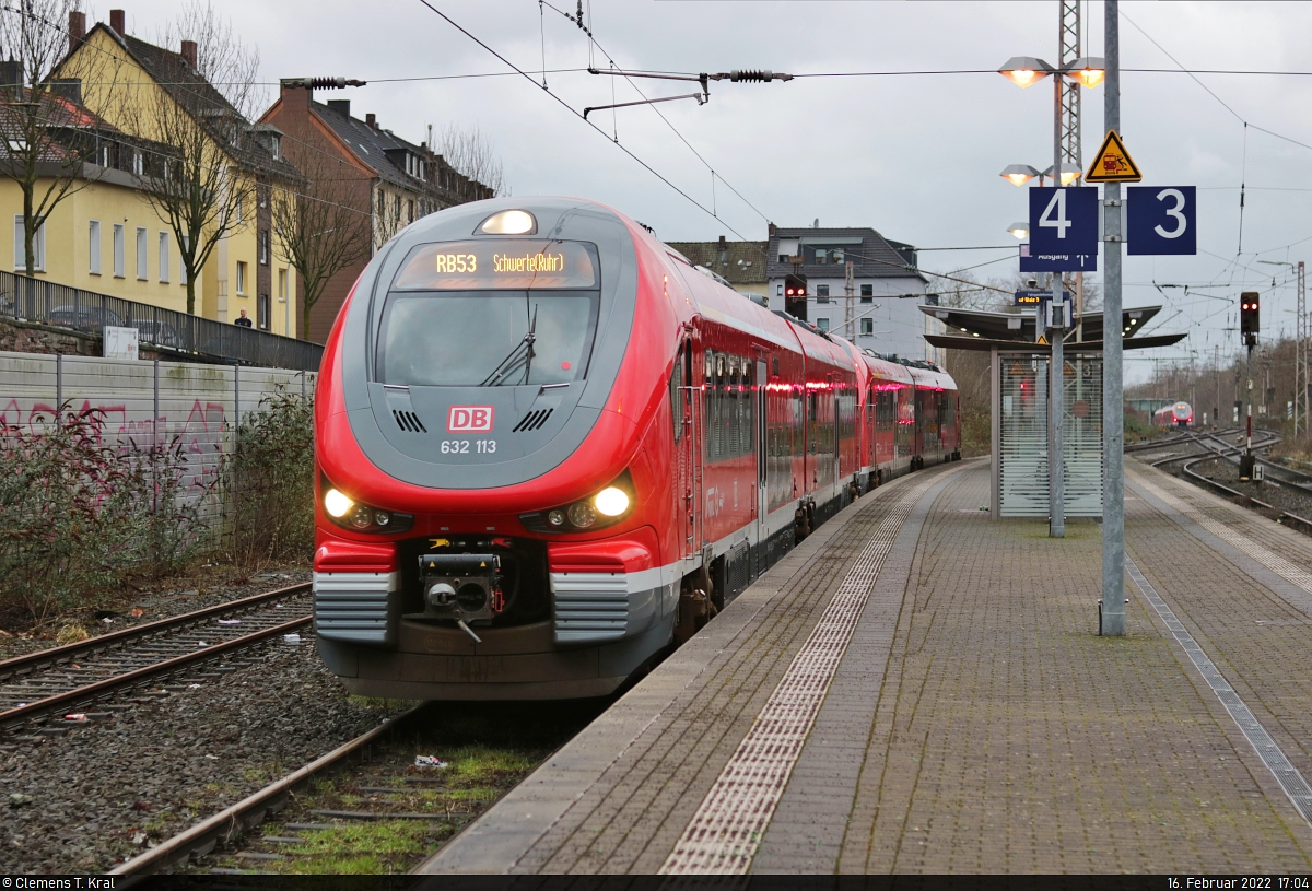 632 113-6 (Pesa Link) und ein unbekannter Schwesterhai haben im Bahnhof Dortmund-Hörde auf Gleis 4 Fahrgäste eingesammelt.

🧰 DB Regio NRW
🚝 RB 14947 (RB53) Dortmund Hbf–Schwerte(Ruhr)
🕓 16.2.2022 | 17:04 Uhr