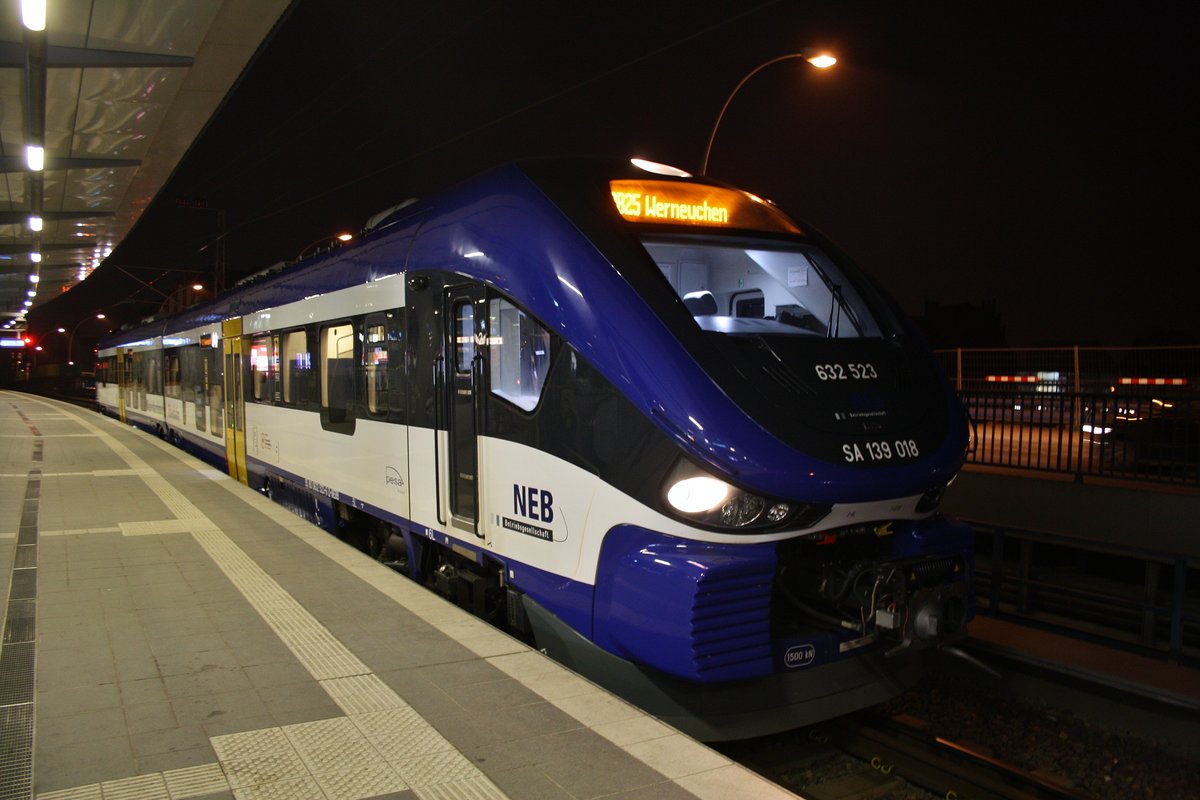 632 523-6 steht am Abend des 12.2.2017 als RB25 (RB61169) nach Werneuchen in Berlin Ostkreuz bereit.
