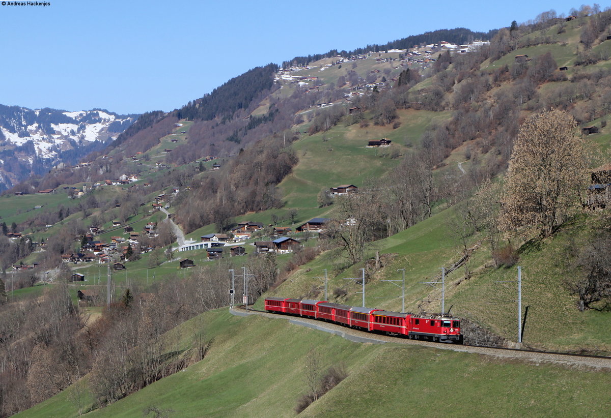 632 mit dem RE 1333 (Disentis/Mustér-Samedan) bei Saas 31.3.19