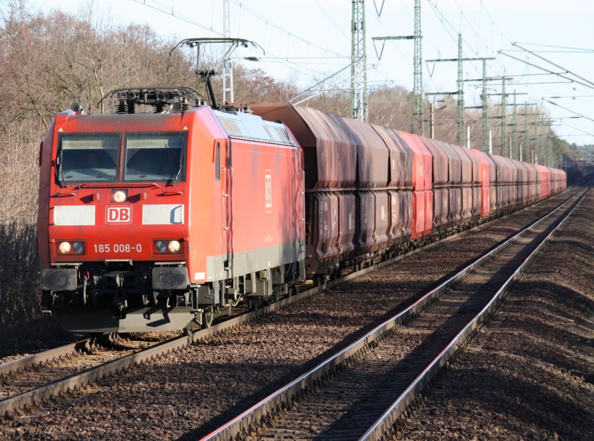6.3.2011. 185 008 wird gleich den Templiner See über- und dann den ehem. Bf. Potsdam Pirschheide durchfahren.