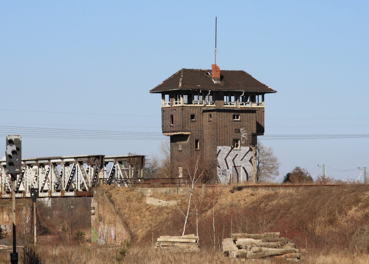 6.3.2011. Bitterfeld. Einst den Zugverkehr Richtung Stumsdorf, Köthen und verschiedenen Anschlüssen kontrollierend, jetzt nur noch Ruine. Sachlich und klare Formen, dominant und Respekt einflößend... 