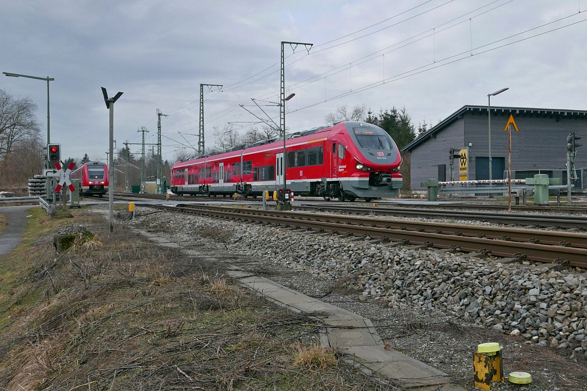 633 044 kurz nach dem Start in Hergatz auf seiner 4 Minuten dauernden Fahrt als RE 77 / RE 3793 nach Wangen (Allg�u). Ins Bild fuhr am 19.02.2021 der versp�tete RE 70 von Lindau-Insel nach M�nchen.