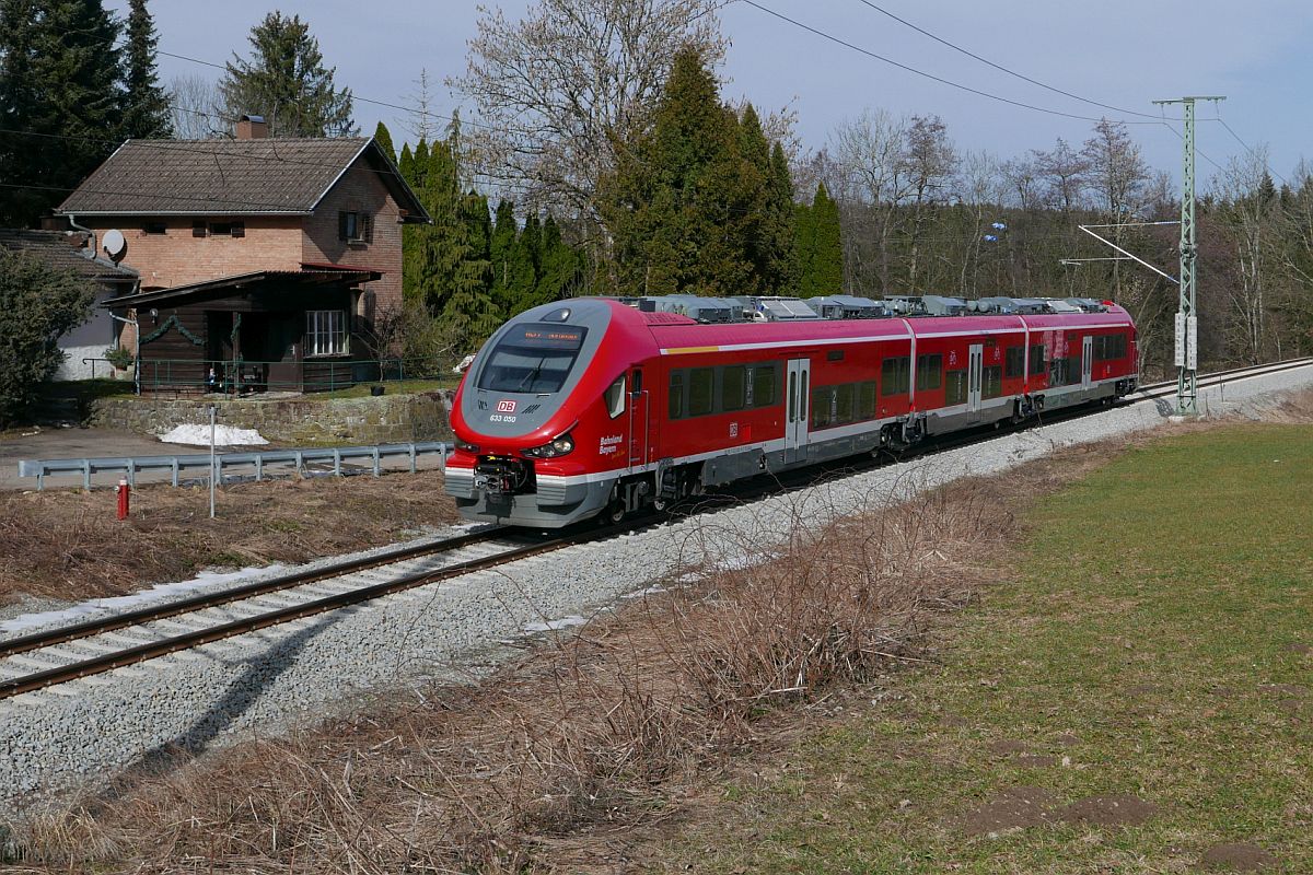 633 050 auf der 5 Minuten dauernden Fahrt als RE 77 / RE 3792 von Wangen (Allg�u) nach Hergatz am 22.02.2021 an einem ehemaligen Schrankenw�rterh�uschen kurz vor dem Ziel.