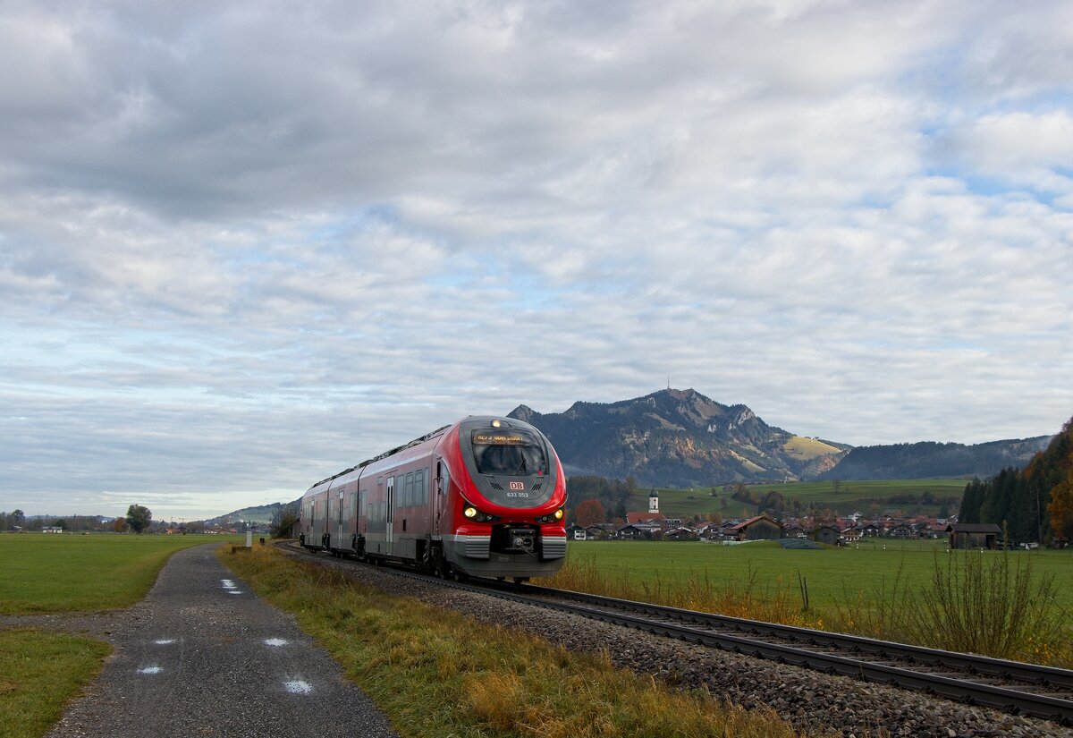 633 053 als RE 73 nach Oberstdorf vor dem Grünten (14.10.2022)